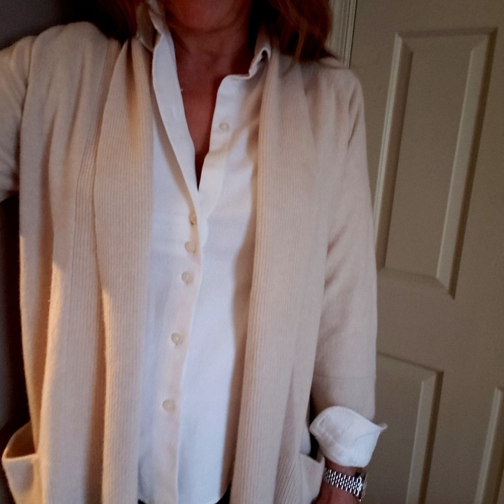 Pure cashmere Cardigan with pockets.